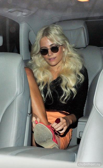 43516_pixie_lott_leggy_and_tanned_heathrow_airport_apr_2.jpg
